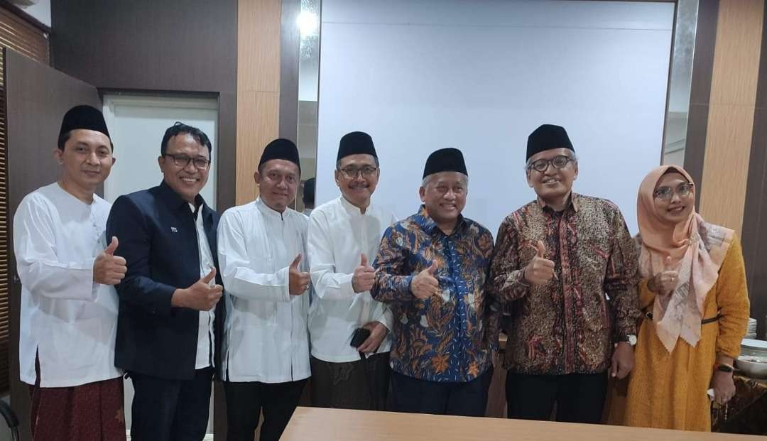 Prof Moh Nuh bersama Ulil Abshar Abdalla dan Ny Kelas Tsuroiya Ulil Abshar.(Foto:adi/ngopibareng.id)