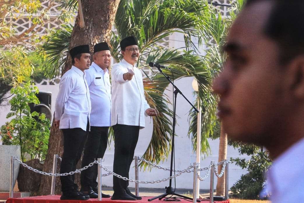 Walikota Pasuruan Saifullah Yusuf saat memimpin apel pagi yang diikuti oleh leh seluruh Pegawai Pemerintah dengan Perjanjian Kerja (PPPK) di lingkungan Pemerintah Kota Pasuruan. Apel pagi ini dilaksanakan  di lapangan depan Kantor BKD, Rabu 30 Agustus 2023. (Foto: Pemkot Pasuruan)