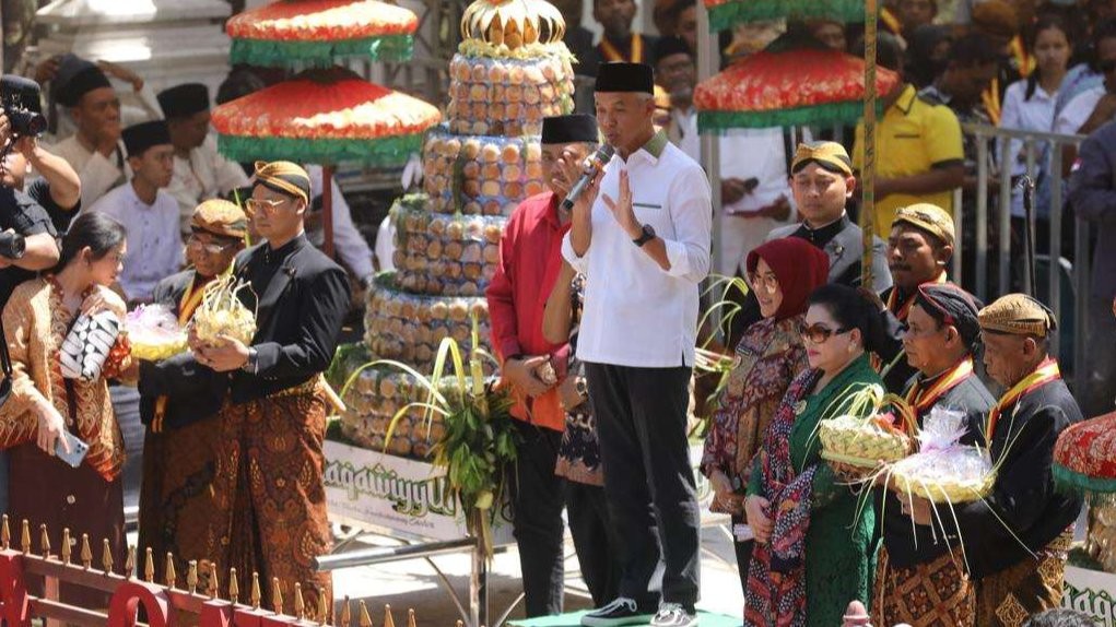 Ribuan orang berbondong-bondong datang ke kompleks makam Kyai Ageng Gribig itu untuk mengikuti acara rutin tahunan. Sebar apem Yaa Qowiyyu. (Foto: Dok Jateng)