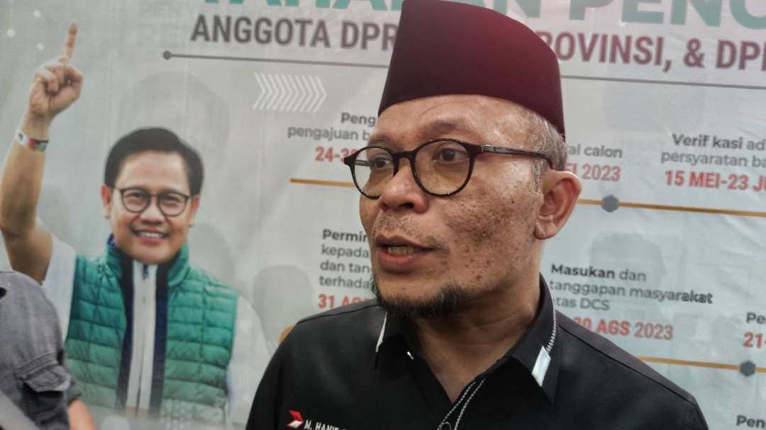 Waketum DPP PKB, Hanif Dhakiri, usai mengikuti rapat pleno gabungan DPP PKB di Gedung DPW PKB Jatim, Surabaya, Jumat 1 September 2023. (Foto: Fariz Yarbo/Ngopibareng.id)