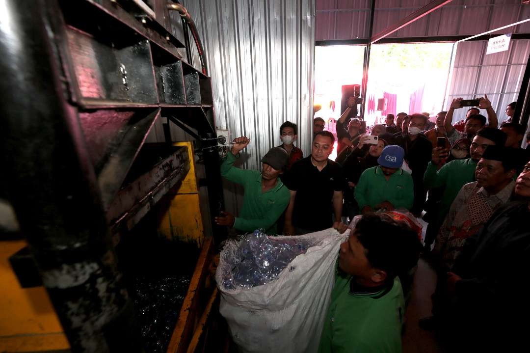 Walikota Surabaya, Eri Cahyadi saat melihat proses pengolahan sampah plastik di Gedung Induk Bank Sampah, Surabaya, Jumat 1 September 2023. (Foto: Ist)