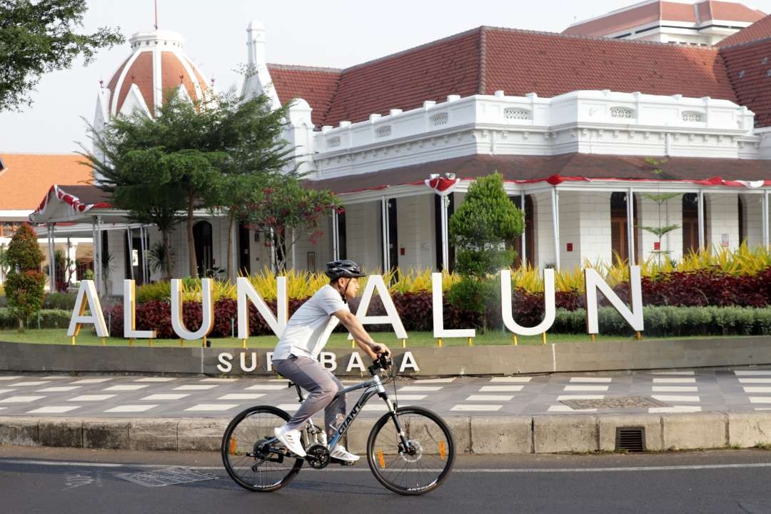 Walikota Surabaya, Eri Cahyadi saat bersepeda ke kantor. (Foto: Ist)