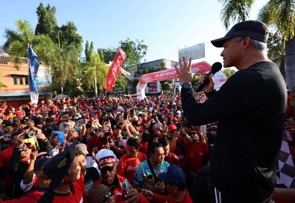 Ganjar Pranowo mengikuti jalan sehat bersama di Alun-alun Klaten Jawa Tengah, sambil pamitan dari kuris Gubernur Jateng. (Foto: Ist)