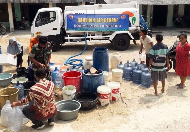 Komando Distrik Militer (Kodim) 0813 Bojonegoro dan Babinsa Posramil 15/Margomulyo, membantu 10.000 tangki air bersih ke warga Desa Geneng Kecamatan Margomulyo, Bojonegoro, pada Kamis 31 Agustus 2023. (Foto: dok. kodim bojonegoro)