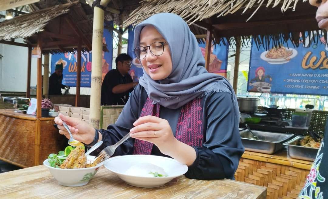 Bupati Banyuwangi Ipuk Fiestiandani menyantap menu ayam pedas dalam festival Kuliner Banyuwangi (foto: Muh Hujaini/Ngopibareng.id)