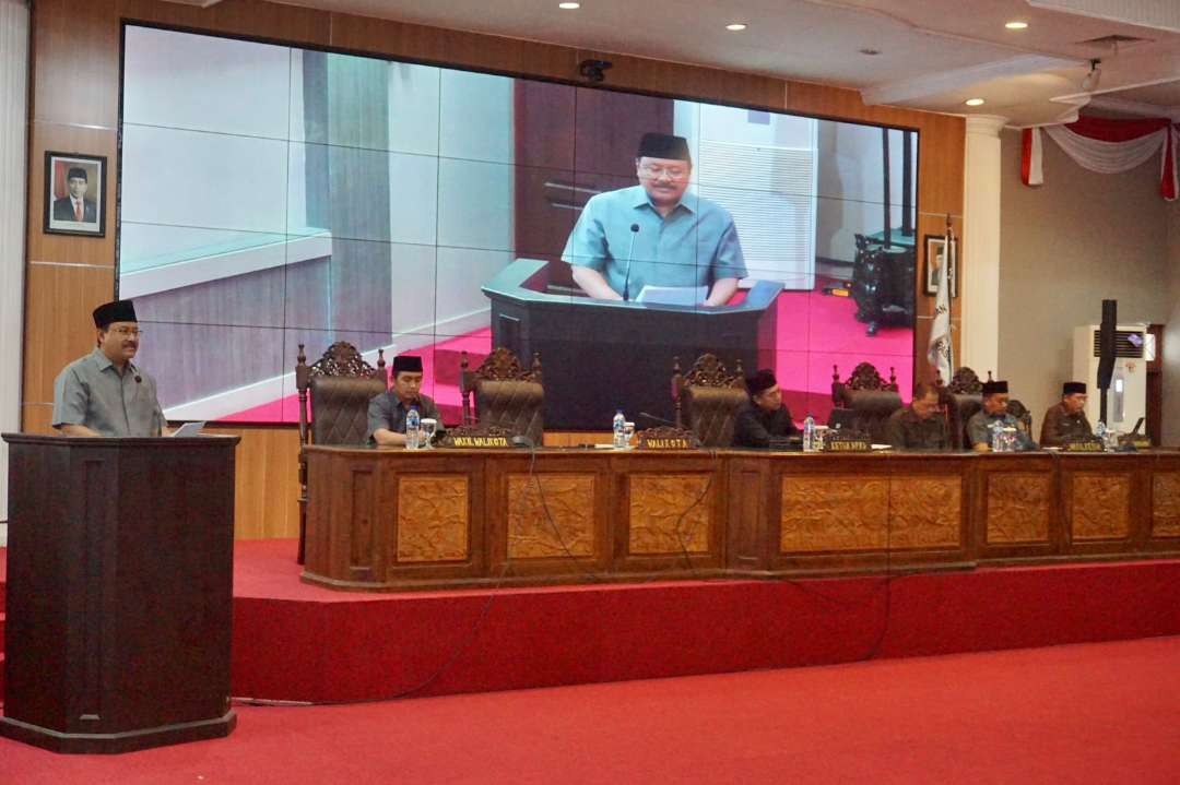 Walikota Pasuruan Saifullah Yusuf, dan Wakil Walikota Pasuruan Adi Wibowo, menyampaikan nota keuangan Perubahan APBD Tahun 2023, pada Rapat Paripurna DPRD Kota Pasuruan, Jumat 01 September 2023. (Foto: Pemkot Pasuruan)