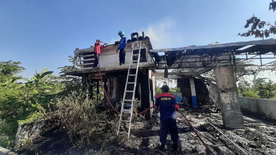 Pos Satlantas Polres Lamongan terbakar. (Foto: Imron Rosidi/ngopibareng.id)