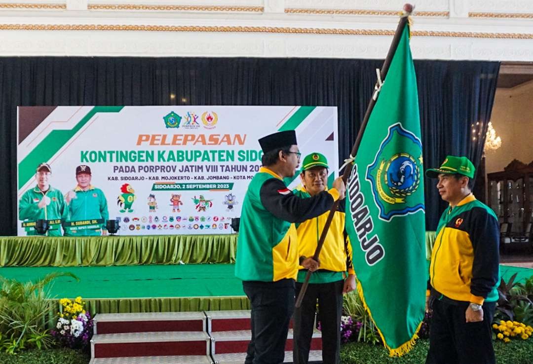 Bupati Sidoarjo serahkan bendera Kontingen Sidoarjo ke Ketua KONI (Foto: Aini/Ngopibareng.id)