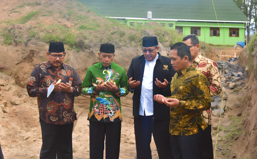 Bupati Lumajang Thoriqul Haq di lokasi pembangunan Masjid Induk di Kawasan Bumi Semeru Damai (BSD), Desa Sumbermujur Kecamatan Candipuro Kabupaten Lumajang. (Foto: Kominfo Lumajang)