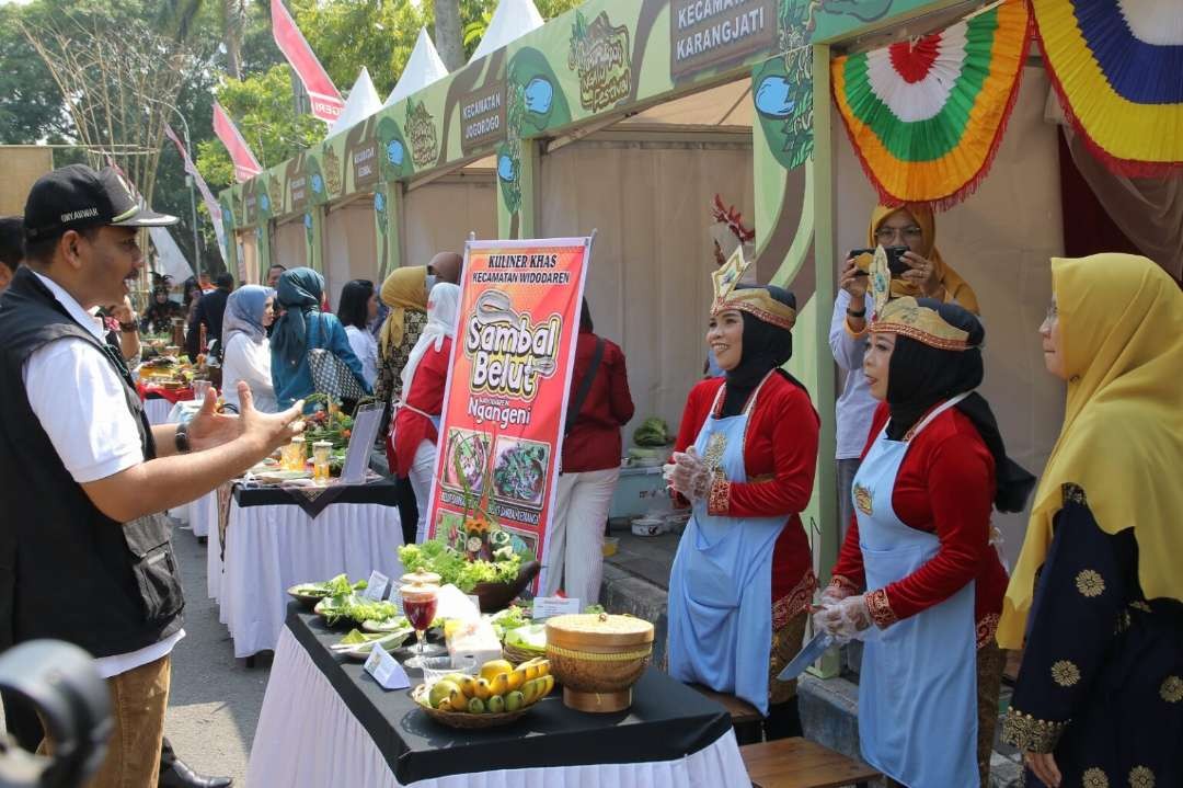 Bupati Ngawi  Ony Anwar Harsono saat datang di acara Gemar Ripah Festival “Sambel Welut Kuliner Khas Ngawi” hasil kolaborasi Dinas Pariwisata, Pemuda dan Olahraga dengan Dinas Ketahanan Pangan dan Pertanian (DKPP) Ngawi di Alun-alun Merdeka, Kamis 31 Agustus 2023. (Foto: dok. ngawikab)