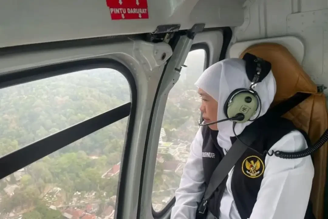 Gubernur Jawa Timur Khofifah Indar Parawansa memimpin operasi pemadaman kebakaran hutan dan lahan (karhutla) di wilayah Gunung Arjuno. (Foto: Dok