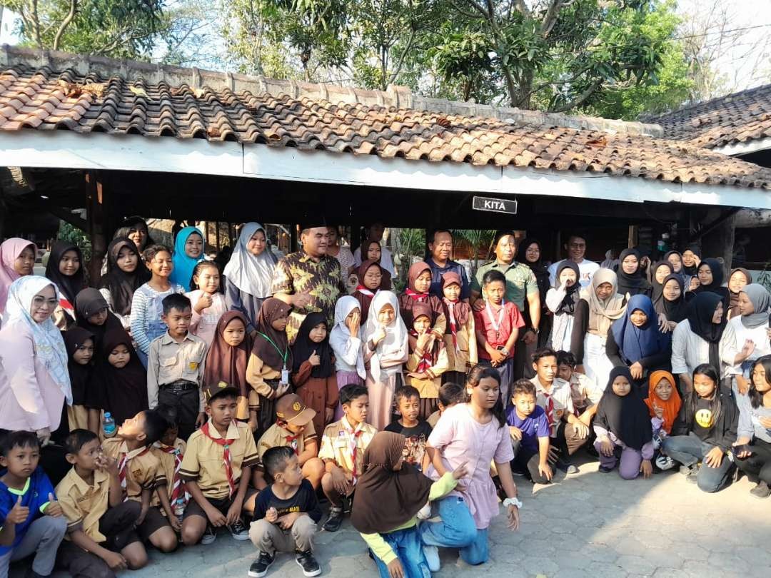 Bupati Blora bersama siswa usai kick off Program Hayat Institute. (Foto: Ahmad Sampurno/Ngopibareng.id)