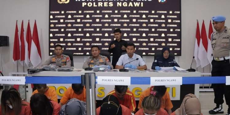 Kapolres Ngawi AKBP Argowiyono, dan tim cyber patrol pengungkapan kasus judi online di Mapolres Ngawi. (Foto: dok polres ngawi)Polres Ngawi melaksanakan patroli siber.