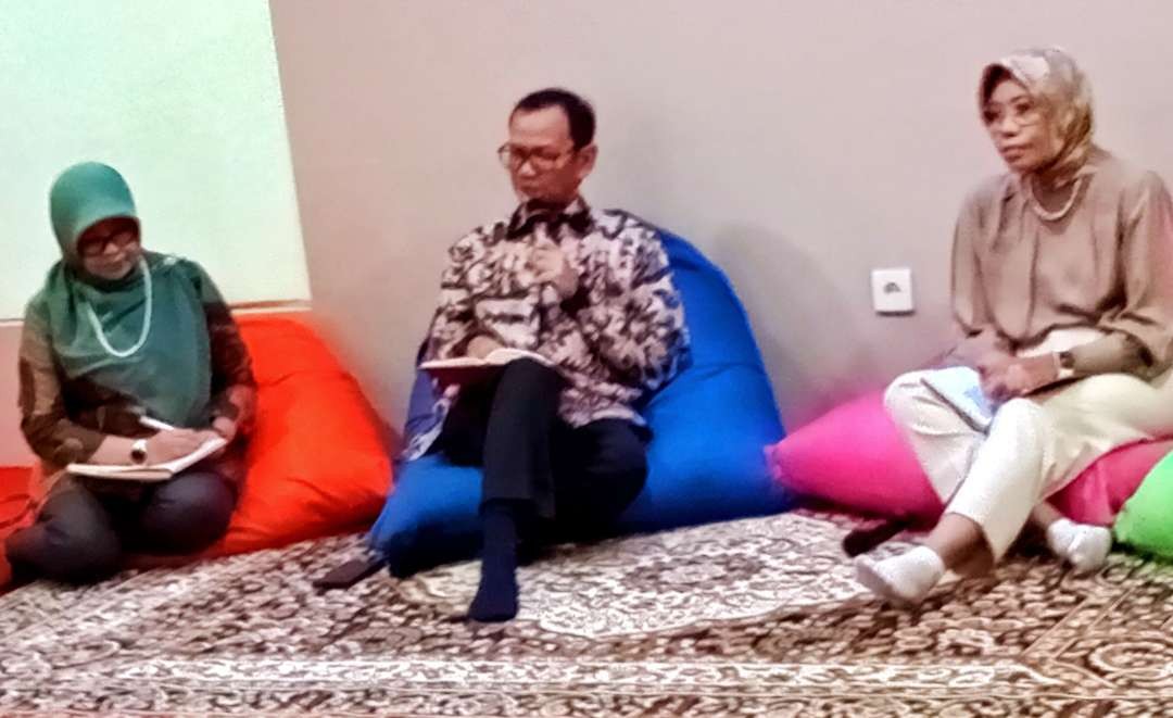 Plt Dirjen Ristekdikti Prof Nizam, bersama Sesdirjen Kemendikbudristek Tjitjik Srie Tjahjandarie dalam ngobrol santai dan ngopi bareng wartawan pendidikan, perguruan tidak boleh menjadi pabrik ijazah ( foto: Asmanu Sudharso/ngopibareng.id),