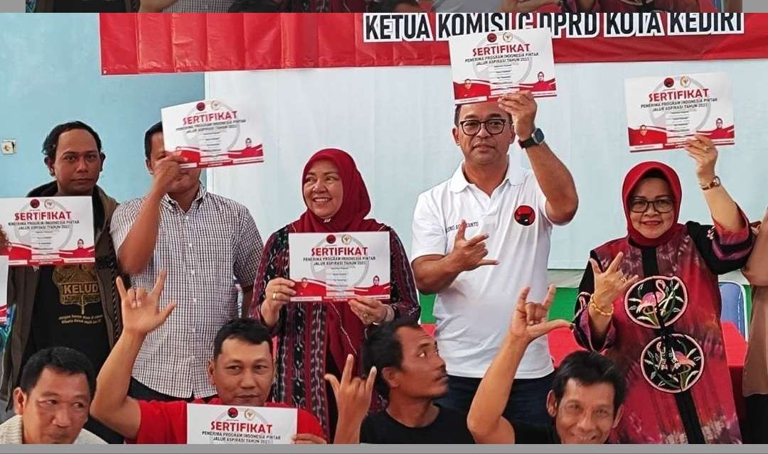 Ketua Komisi C DPRD Kota Kediri, Ganik Pramana (kanan) bantu siswa kurang mampu melalui PIP. (Foto: Fendi Lesmana/Ngopibareng.id)