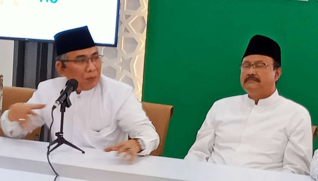 Ketua Umum PBNU, KH Yahya Cholil Staquf bersama Sekjen PBNU, Syaifullah Yusuf tegaskan tidak ada bacawapres dan cawapres dari NU, saat konferensi pers di Kantor PBNU Jalan Kramat Raya Jakarta Pusat. (Foto: Asmanu Sudharso/Ngopibareng.id)