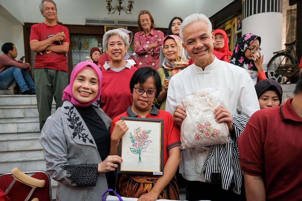 Puluhan penyandang disabilitas yang tergabung dalam Komunitas Sahabat Difabel Semarang menyambangi kediaman Gubernur Jawa Tengah Ganjar Pranowo. (Foto: Dok Jateng)