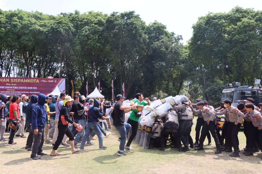 Kepolisian Resor Bojonegoro menggelar simulasi sistem pengamanan dalam kota (Sispamkota) dalam rangka menjaga keamanan jelang Pemilu 2024, di Alun-Alun Kota Bojonegoro, Sabtu 2 Agustus 2023.(Foto: dok. polres bojonegoro)