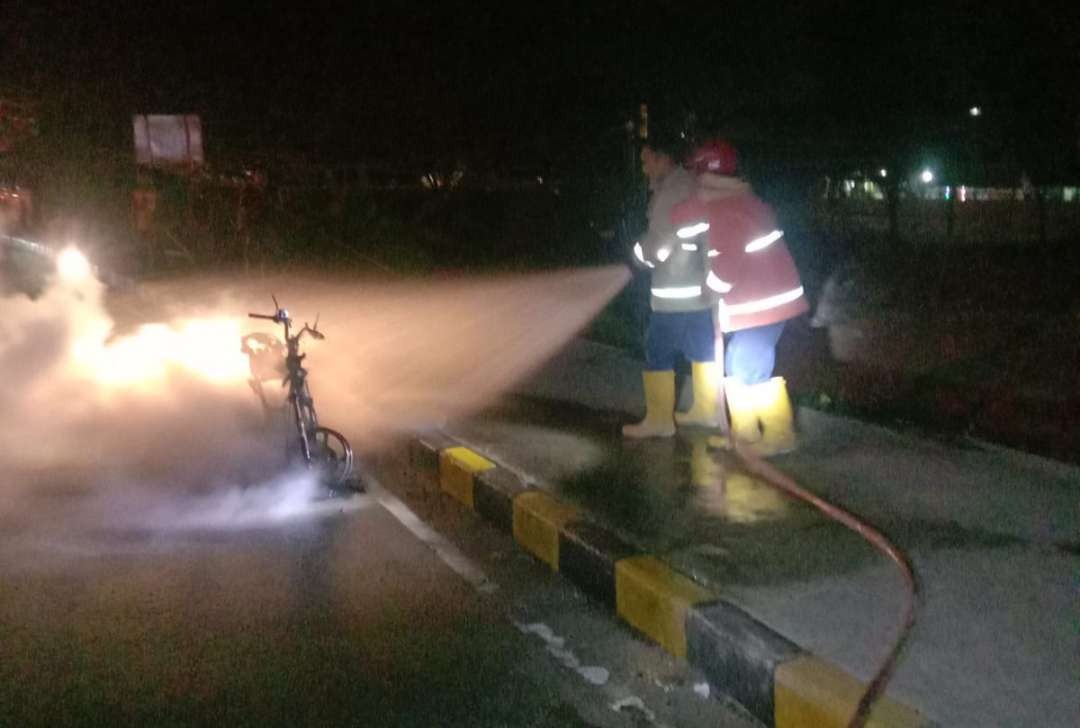 Damkar Paciran sedang memadamkan api yang membakar sepeda motor. (Foto: Istimewa)