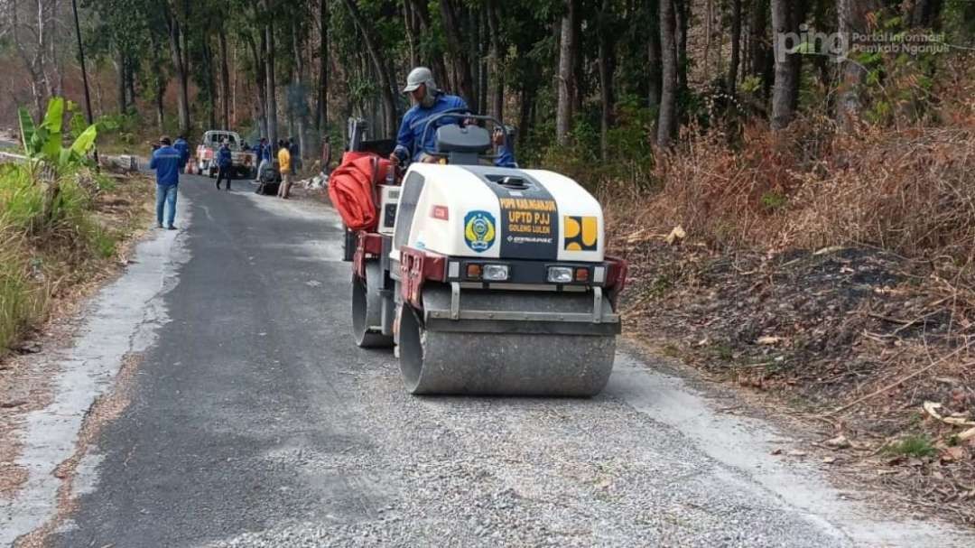 Nganjuk Punya Unit Reaksi Cepat Khusus Perbaikan Jalan  Dinas Pekerjaan Umum dan Penataan Ruang (PUPR) Kabupaten Nganjuk terus mengoptimalkan layanan yang dimilikinya. Salah satu yang kini tengah dikembangkan, yaitu layanan Unit Reaksi Cepat Perbaikan Jalan (URCPJ). Layanan di Dinas PUPR ini akan merespon cepat setiap pengaduan masyarakat terkait kerusakan jalan yang terjadi di Kabupaten Nganjuk. Layanan tim URCPJ kini tengah dioptimalkan dengan pelbagai peralatan yang dimiliki.  Menurut Kepala Bidang Bina Marga Dinas PUPR Kabupaten Nganjuk, Onny Supriyono, URCPJ ini memang beroriantasi pada kepentingan umum untuk mewujudkan pelayanan pemeliharaan jalan. “Seperti solusi jalan berlubang, dan kerusakan jalan ringan yang ada di Nganjuk,” katanya dikutip di laman nganjukkab, Jumat 1 September 2023.  Dikatakan Onny Supriyono, URCPJ bagian dari Pemkab Nganjuk untuk memberikan pelayanan terbaik. Terutama pada sektor transportasi, peningkatan efisiensi, perbaikan efektifitas, dan perbaikan kualitas pelayanan jalan. Dicontohkan, kegiatan yang dilakukan URCPJ di UPTD Gondang, yaitu memperbaiki jalan rusak di Desa/Kecamatan Ngluyu selatan Pasar Ngluyu. Perbaikan ini merupakan tindak lanjut dari aduan masyarakat terkait jalan rusak dan berlubang di wilayah tersebut. “Sebagai unit reaksi cepat. Tim URCPJ kami terjunkan langsung untuk memperbaikinya,“ tandas Onny Supriyono. Onny Supriyono menegaskan, perbaikan dikerjakan langsung oleh 17 tim URCPJ Dinas PUPR. Untuk pelayanan, timnya cepat merespon dan memperbaiki laporan masyarakat dalam waktu singkat. “Alhamdulillah URCPJ bisa menjadi solusi jalan berlubang dan kerusakan ringan. Seperti penambalan jalan retak, berlubang, atau terkelupas di Ngluyu ini,” tuturnya. Dinas Pekerjaan Umum dan Penataan Ruang (PUPR) Kabupaten Nganjuk dan unit reaksi cepat perbaikan jalan (URCPJ), tengah memperbaiki jalan rusak di daerah ini. (Foto: dok. nganjukkab)