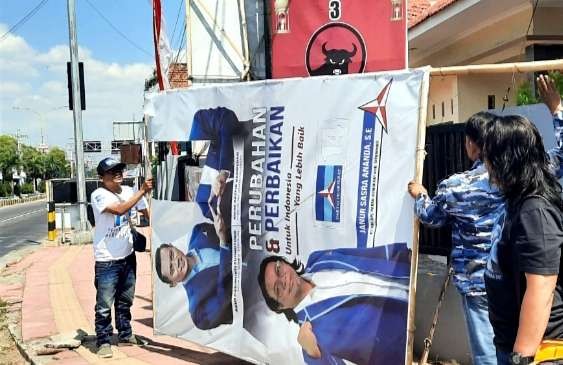 Partai Demokrat Situbondo turunkan baliho gambar AHY dan bacapres Anies Baswedan. (Foto: Dokumentasi Demokrat Situbondo)