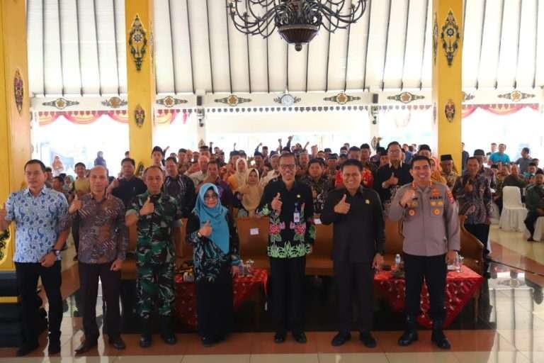 Bupati Magetan Suprawoto, bersama Forum Koordinasi Pimpinan Daerah (Forkopimda) Magetan serta 74 calon kades menggelar deklarasi pemilihan kepala desa damai, di Pendopo Suryo Graha pada Jumat 1 September 2023. (Foto: dok. polresmagetan)