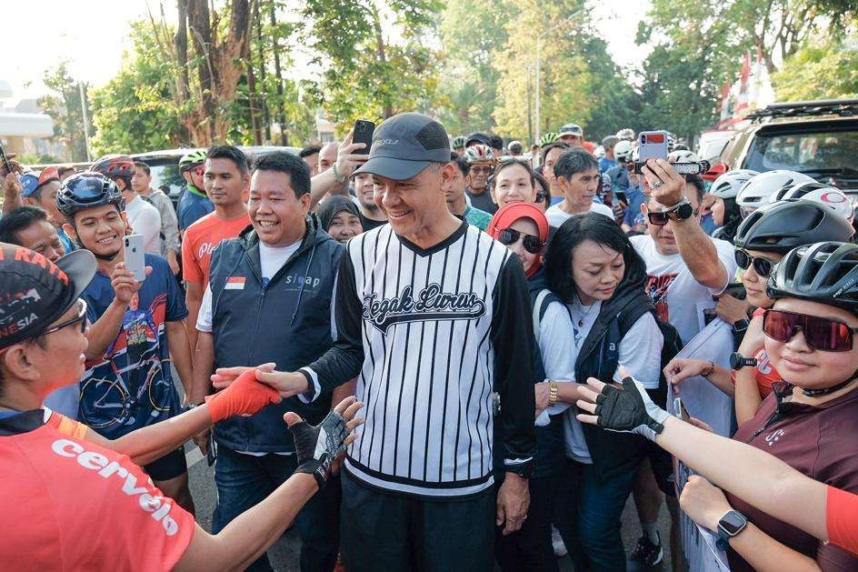 Salam perpisahan dan ungkapan cinta pesepeda di Semarang kepada Gubernur Jawa Tengah Ganjar Pranowo dan istri, Siti Atikoh. (Foto: Ist)