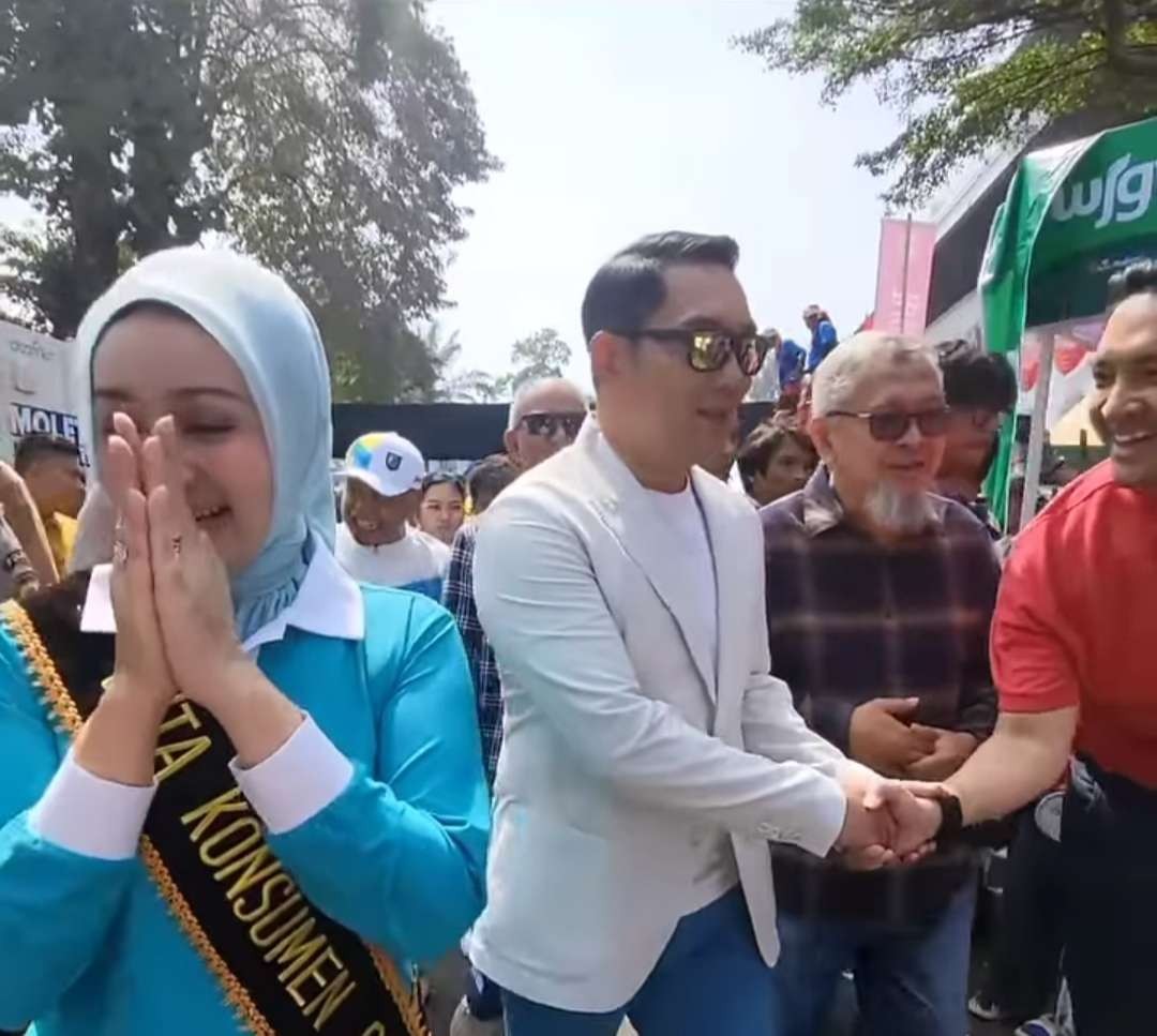 Gubernur Jawa Barat, Ridwan Kamil, dan istri sekaligus Ketua Tim Penggerak PKK Provinsi Jawa Barat, Atalia Praratya Kamil, berpamitan dengan warga saat jalan pagi, Minggu 3 September 2023. (Foto: Instagram)