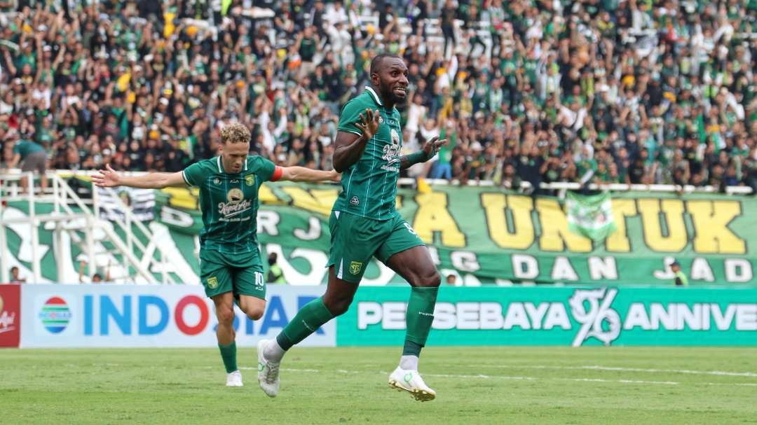 Pemain Persebaya, Yohanis Kandaimu akan tampil sebagai pemain inti menggantikan Dusan Stevanovic. (Foto: Fariz Yarbo/Ngopibareng.id)