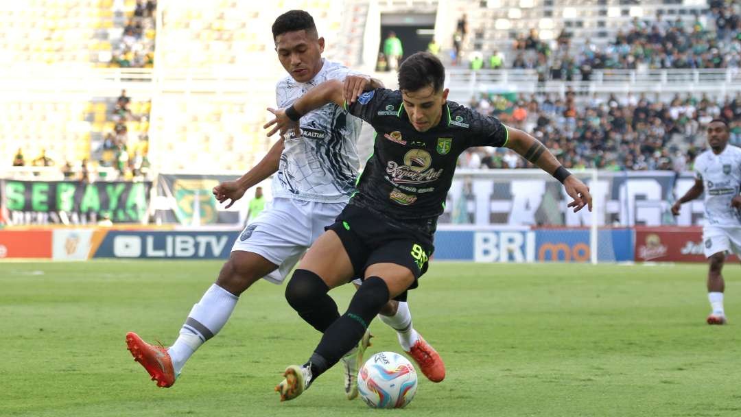 Pemain Persebaya, Bruno Moreira (hitam) mendapat pengawalan ketat saat melawan Borneo FC di Stadion Gelora Bung Tomo, Surabaya, Minggu 3 Agustus 2023. (Foto: Fariz Yarbo/Ngopibareng.id)