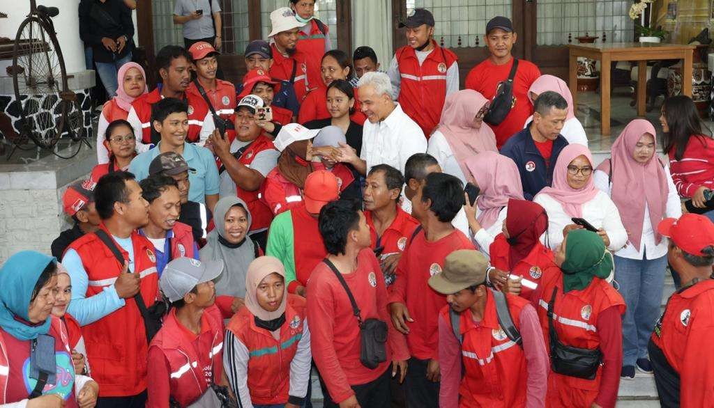 Para penyapu jalan makan siang bersama Gubernur Ganjar Pranowo di Puri Gedeh, masakan hasil olahan chef Bonbon Santoso, Minggu 3 September 2023. (Foto: Humas Pemprov Jateng)