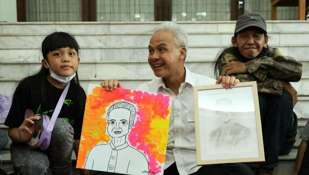 Ganjar Pranowo mendapat cinderamata dari anak-anak. (Foto: Humas Pemprov Jateng)