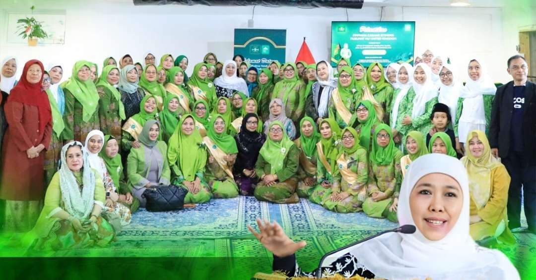 Ketua Umum PP Muslimat NU, Khofifah Indar Parawansa, dan aktivis PCI Muslimat NU Inggris. (Foto:Muslimat NU)