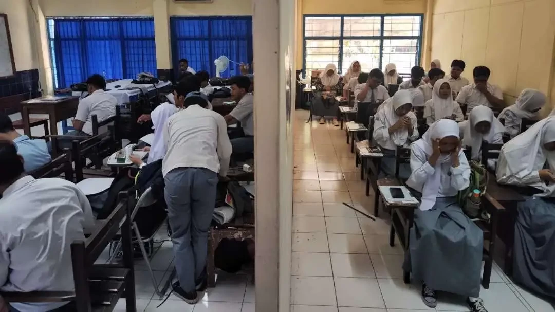 Proses belajar mengajar SMK Prapanca 2 yang dilakukan di Stikosa AWS karena sengketa. (Foto: Fariz Yarbo/Ngopibareng id)