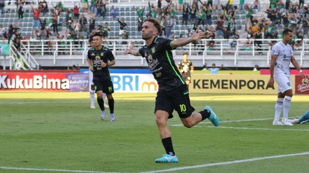 Ze Valente mencetak gol kedua Persebaya ke gawang Borneo FC untuk membawa Bajul Ijo menang 2-1. (Foto: Fariz Yarbo/Ngopibareng.id))