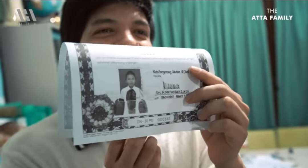 YouTuber Atta Halilintar pamer ijazah SMP yang baru ditebusnya setelah 13 tahun. Ia bersiap melanjutkan sekolah SMA. (Foto: YouTube AH)