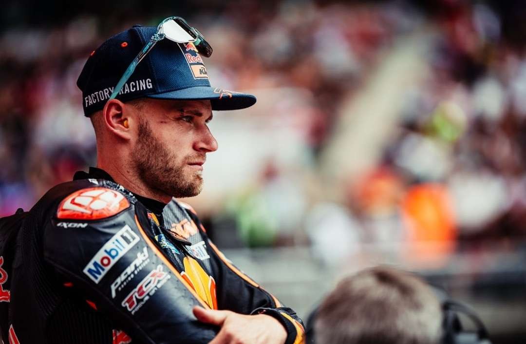 Brad Binder memastikan kondisi Francesco Bagnaia, usai kecelakaan di MotoGP Catalunya. Ia sudah berusaha menghindar tapi tak bisa kondisi motor tetap melindas kaki pembalap Ducati Lenovo Team itu. (Foto: Instagram @bradbinder)