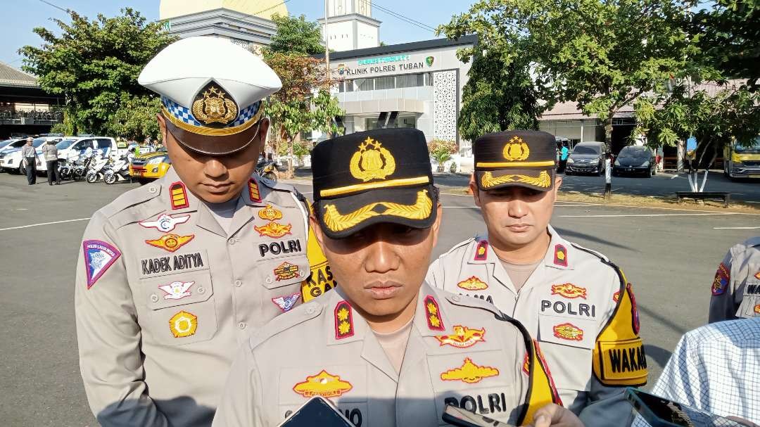 Kapolres Tuban didampingi Wakapolres dan Kasatlantas Polres Tuban, usai apel gelar pasukan, Senin 4 September 2023. (Foto: Khoirul Huda/Ngopibareng.id)