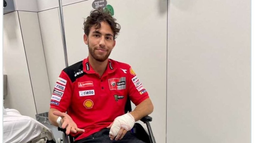 Enea Bastianini menyebabkan kecelakaan karambol di MotoGP Catalunya, Minggu 3 September 2023. Ia operasi tangan dan kaki. (Foto: X @bestia23)