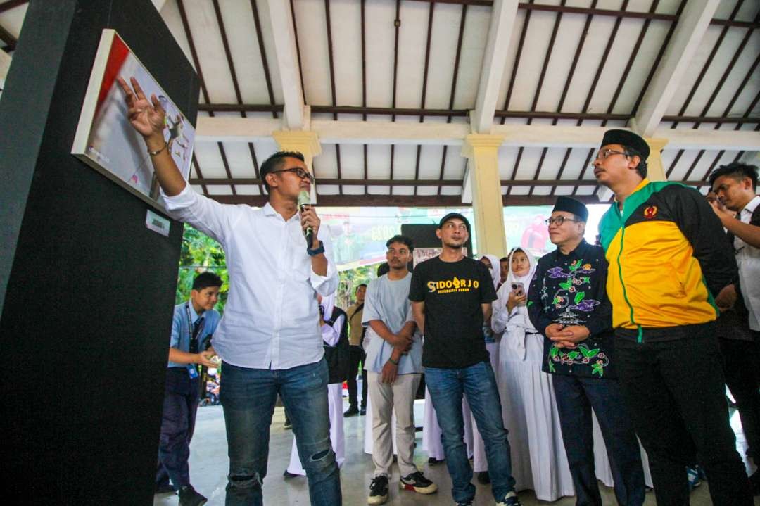 Bupati Sidoarjo (jaket kuning) saat melihat karya foto juara 1 (Foto: Aini/Ngopibareng.id)