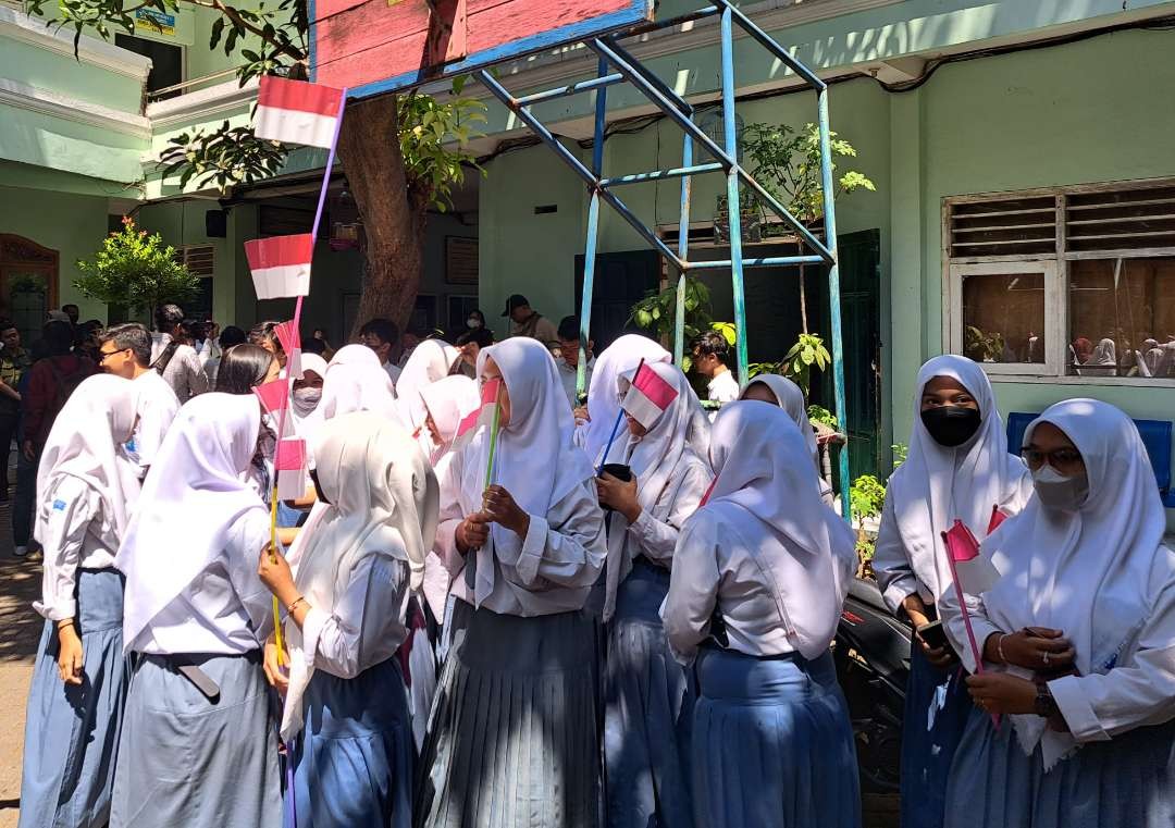 Suasana siswa SMK 2 Prapanca saat gembok sekolahnya dibuka. (Foto: Pita Sari/Ngopibareng.id)