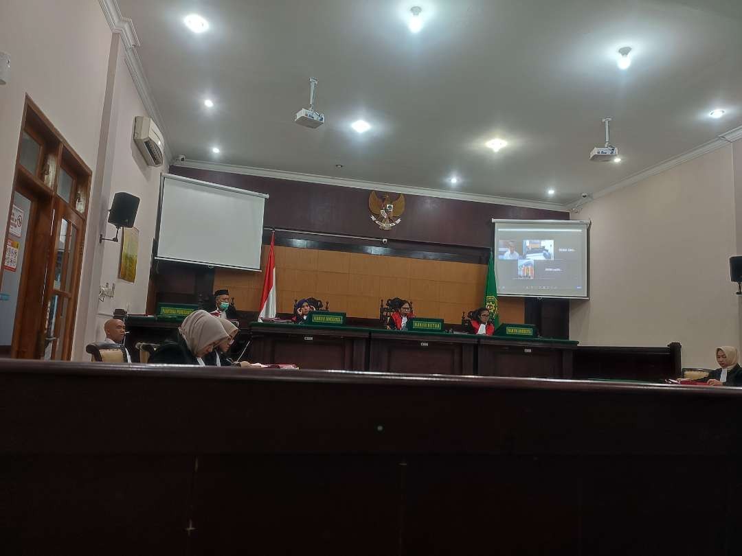 Sidang vonis hacker asal Sibolga di PN Mojokerto.(Foto Deni Lukmantara/Ngopibareng)