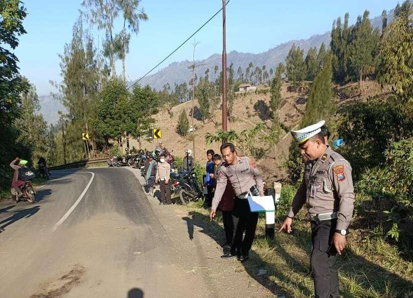 Polisi melakukan olah TKP jip terguling di kawasan Bromo. (Foto: Ikhsan Mahmudi/Ngopibareng.id).