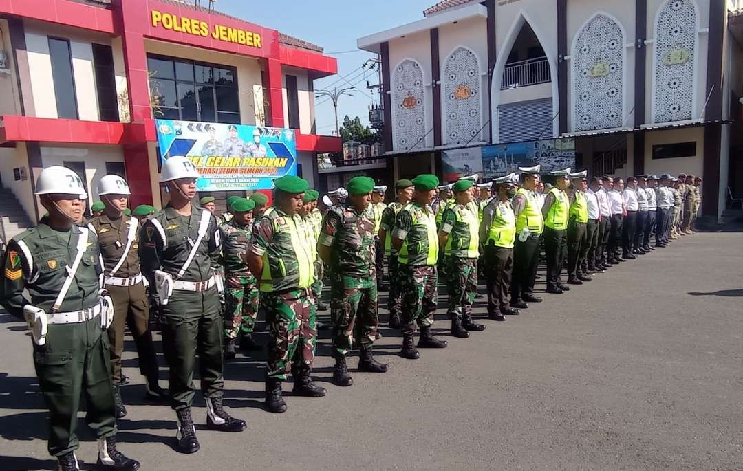 Apel gelar pasukan Operasi Zebra di halaman Polres Jember, Senin 4 September 2023. (Foto: Rusdi/Ngopibareng.id)