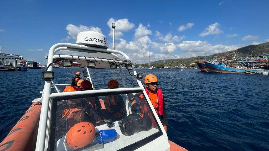 Tim SAR gabungan melalukan pencarian di sekitar selat Bali (foto:Basarnas Banyuwangi)