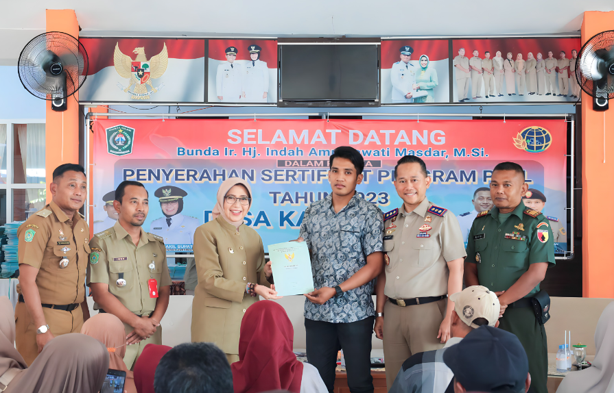 Wakil Bupati Lumajang Indah Amperawati menyerahkan sertifikat tanah bagian dari program PTSL, Senin, 4 September 2023. (Foto: Kominfo Lumajang)