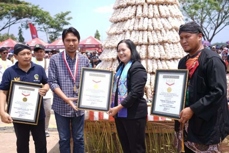 Penyerahan diberikan kepada perwakilan representatif MURI Sri Widayati, kepada Bupati Madiun H Ahmad Dawami di di Lapangan Desa Tambakmas, Kecamatan Kebonsari Minggu 3 Setember 2023.(Foto: dok. madiunkab)