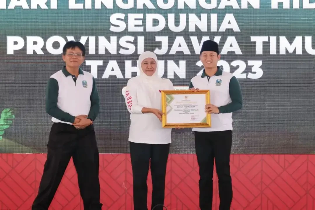 Gubernur Jawa Timur Khofifah Indar Parawansa (tengah) menyerahkan penghargaan kategori Pembina Proklim Terbaik Jatim kepada Bupati Trenggalek Mochamad Nur Arifin (kanan) di Malang, Senin, 4 September 2023. (Foto: Dok Trenggalek)