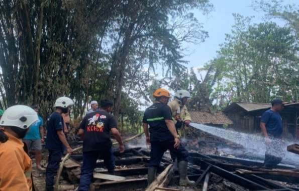 Anggota Damkar Satpol PP Damkar Bondowoso memadamkan api menghanguskan tiga rumah warga dan motor Honda Beat di Desa Maskuning Kulon Kecamatan Pujer, Selasa 5 September 2023.(Foto: Guido/Ngopibareng.id)