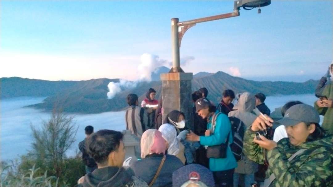 Kebakaran hutan dan lahan (karhutla) di kawasan Bromo tidak berpengaruh siginifikan terhadap arus kunjungan wisatawan. (Foto: Ikhsan Mahmudi/Ngopibareng.id)